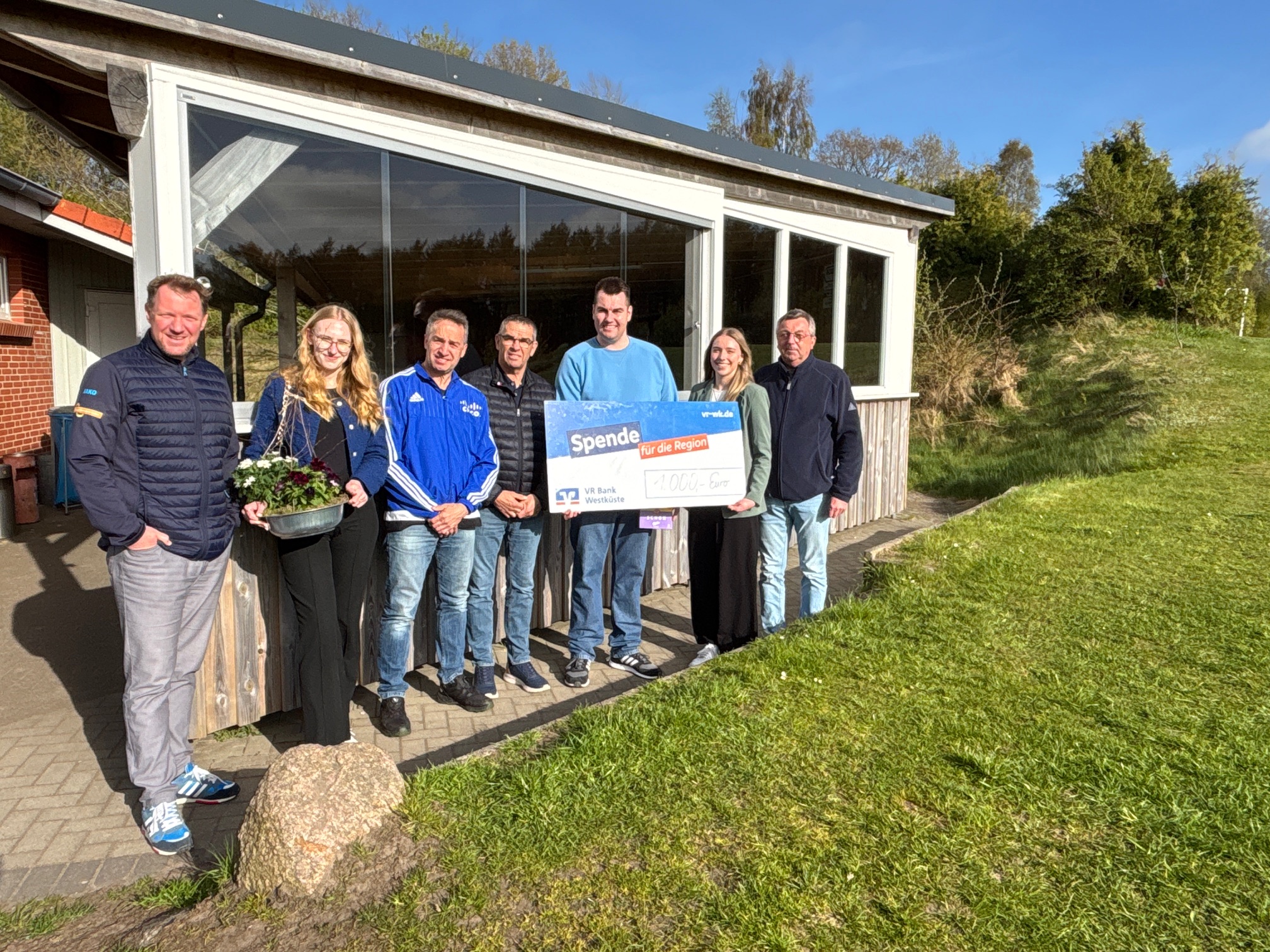Spendenschein der VR-Bank Westküste für einen Glasunterstand